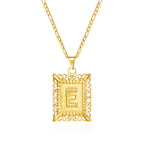Collier avec pendentif rectangulaire initiale e