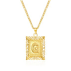 Collier avec pendentif rectangulaire initiale g