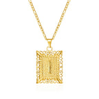 Collier avec pendentif rectangulaire initiale i