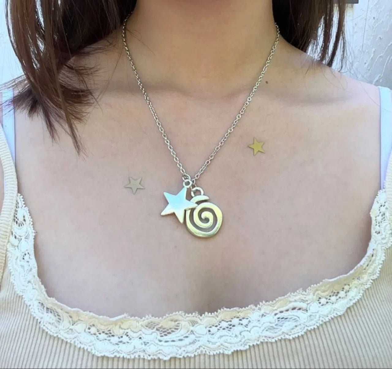 スパイラルペンダントと小さな星のネックレス