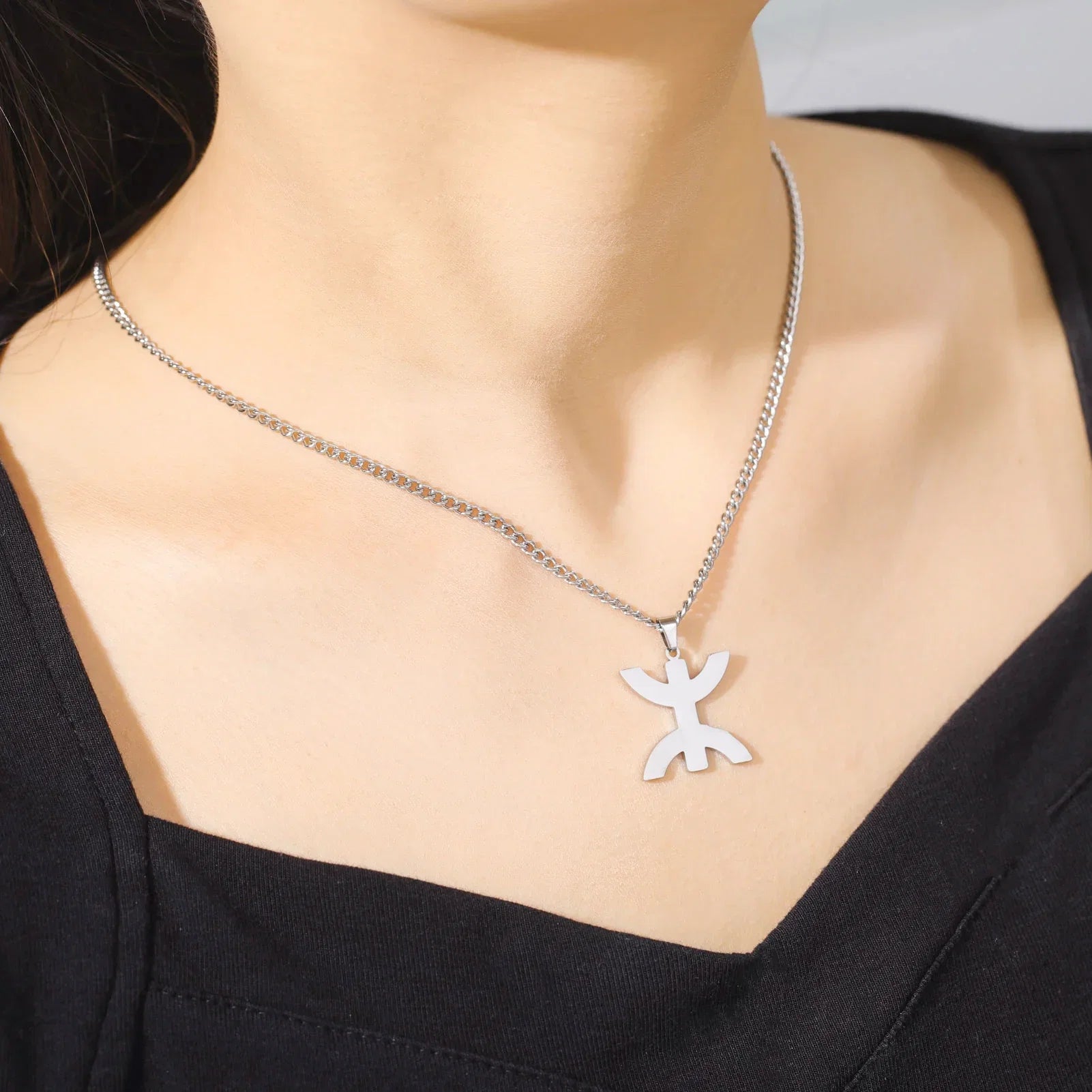 女性用 アラビア文字「yaz」のベルベル象徴ペンダント付きネックレス シルバー