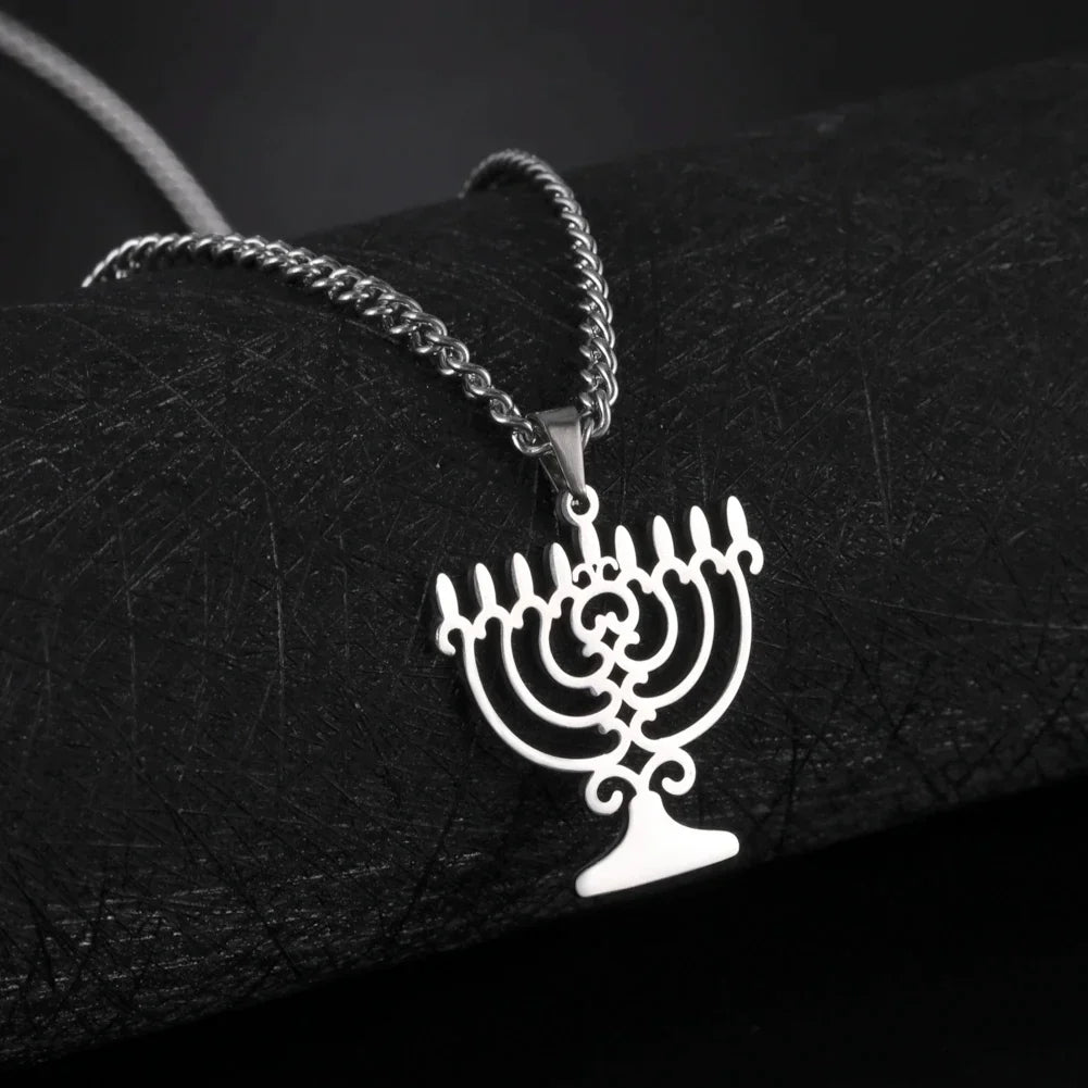 Collier avec pendentif symbolique juif Menorah
