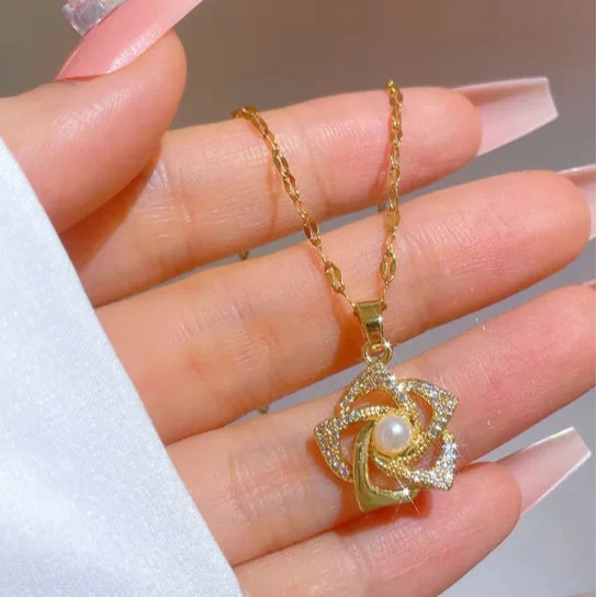 シックなゴールドフラワーとパールのペンダントネックレス