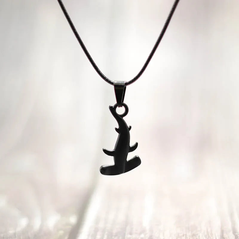 Collier cordon avec pendentif requin marteau noir