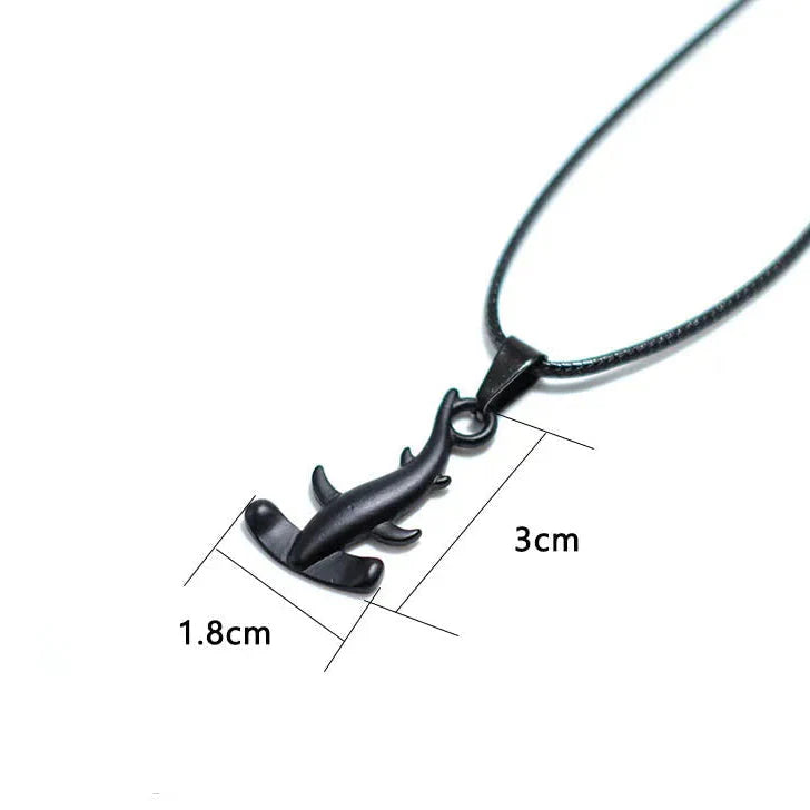 Collier cordon avec pendentif requin marteau noir