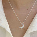 控えめな月モチーフのペンダントネックレス