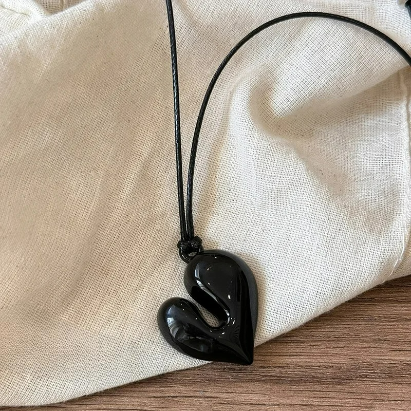 黒いハートのペンダント付きレースネックレス