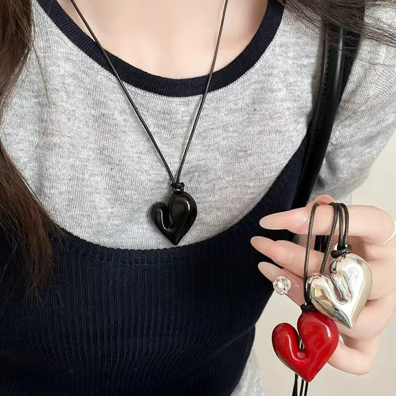 黒いハートのペンダント付きレースネックレス