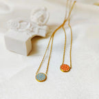 Collier et pendentif avec petite pierre de naissance ronde
