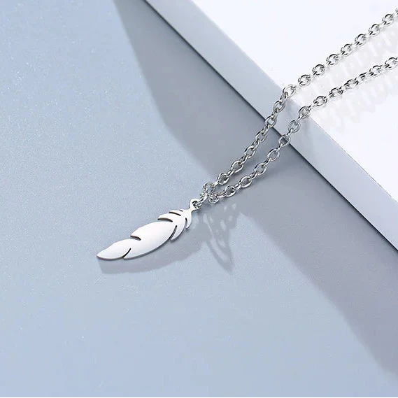 Collier et pendentif plume discret pour homme