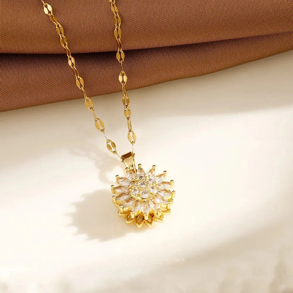 ジルコンの花モチーフペンダントネックレス b