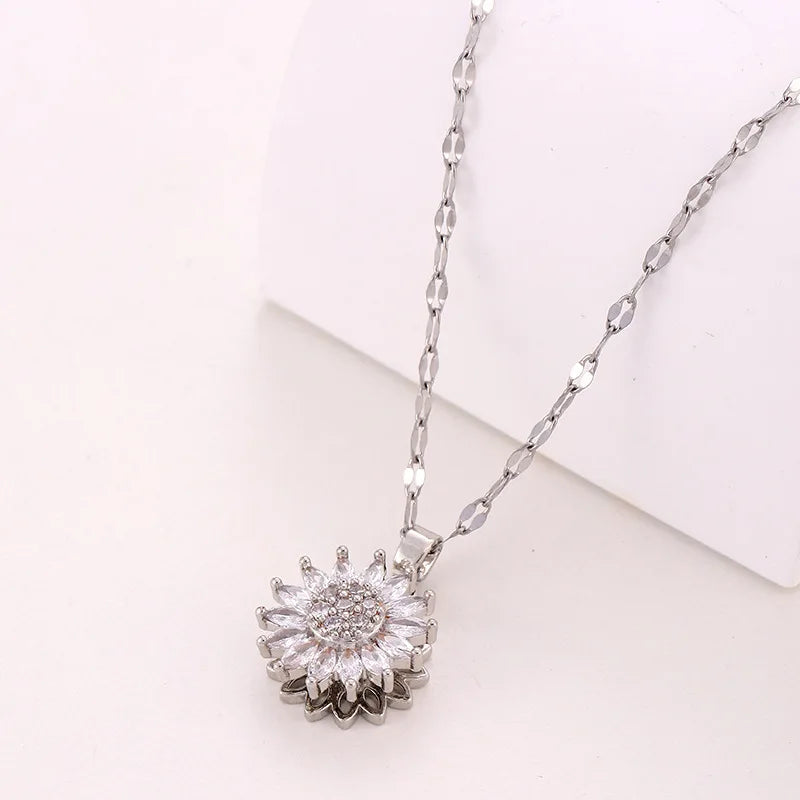 シルバーのジルコン花モチーフペンダントネックレス c