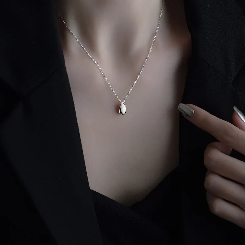 繊細なドロップペンダント ネックレス シルバー