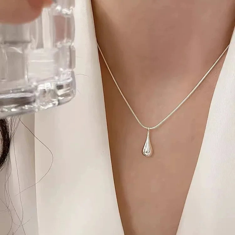 シルバーカラーの繊細なドロップペンダントネックレス