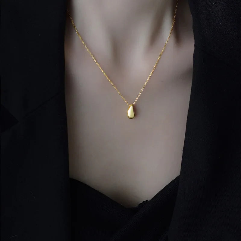 繊細なドロップペンダント ネックレス ゴールド