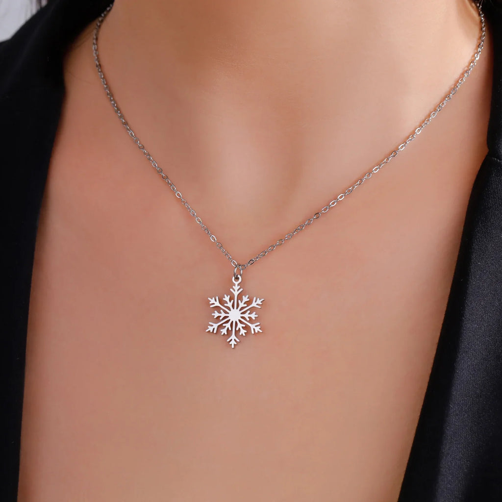冬の雪の結晶ペンダントネックレス シルバー