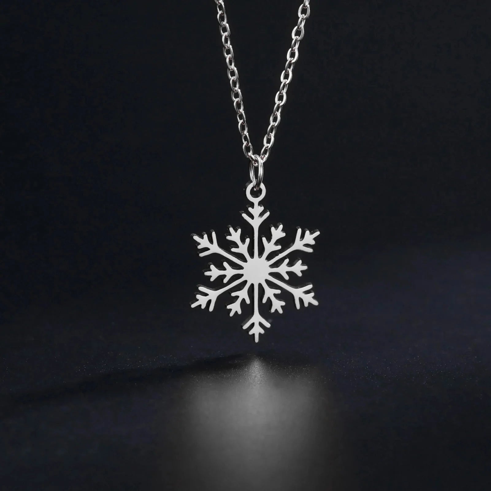 冬の雪の結晶ペンダントネックレス シルバー