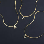 Collier ras de cou femme avec pendentif initiale