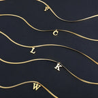 Collier ras de cou femme avec pendentif initiale