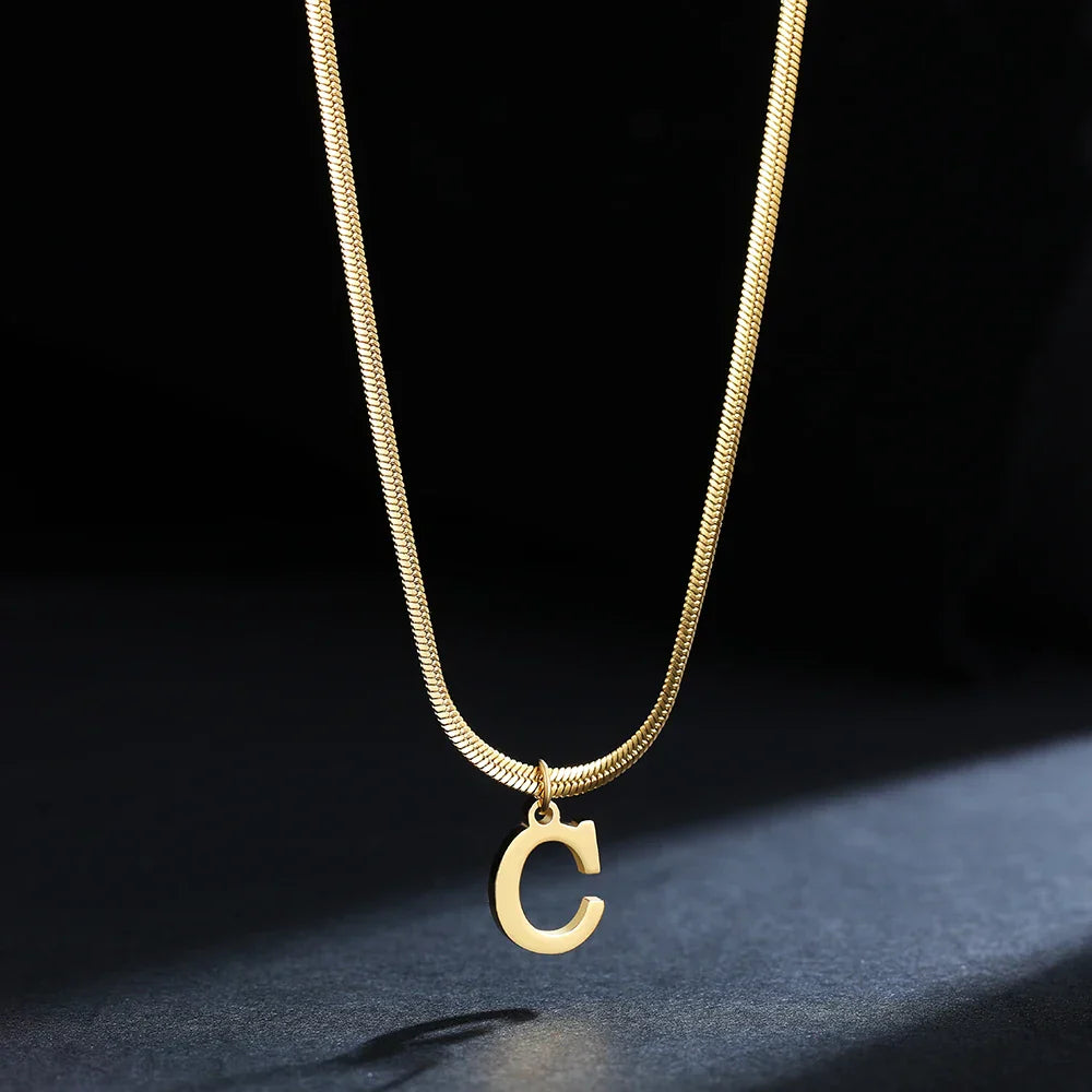 Collier ras de cou femme avec pendentif initiale c