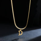 Collier ras de cou femme avec pendentif initiale d