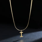Collier ras de cou femme avec pendentif initiale i