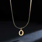 Collier ras de cou femme avec pendentif initiale o