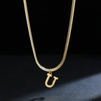 Collier ras de cou femme avec pendentif initiale u