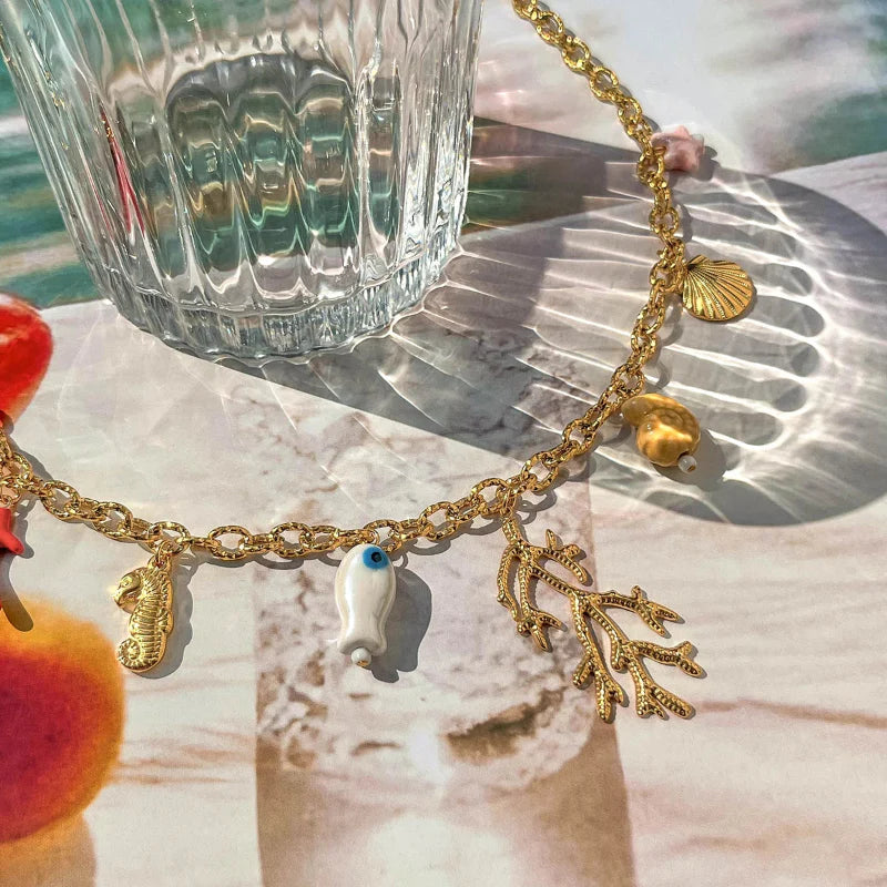 コーラルとシェルのチャーム付きレディースチョーカー