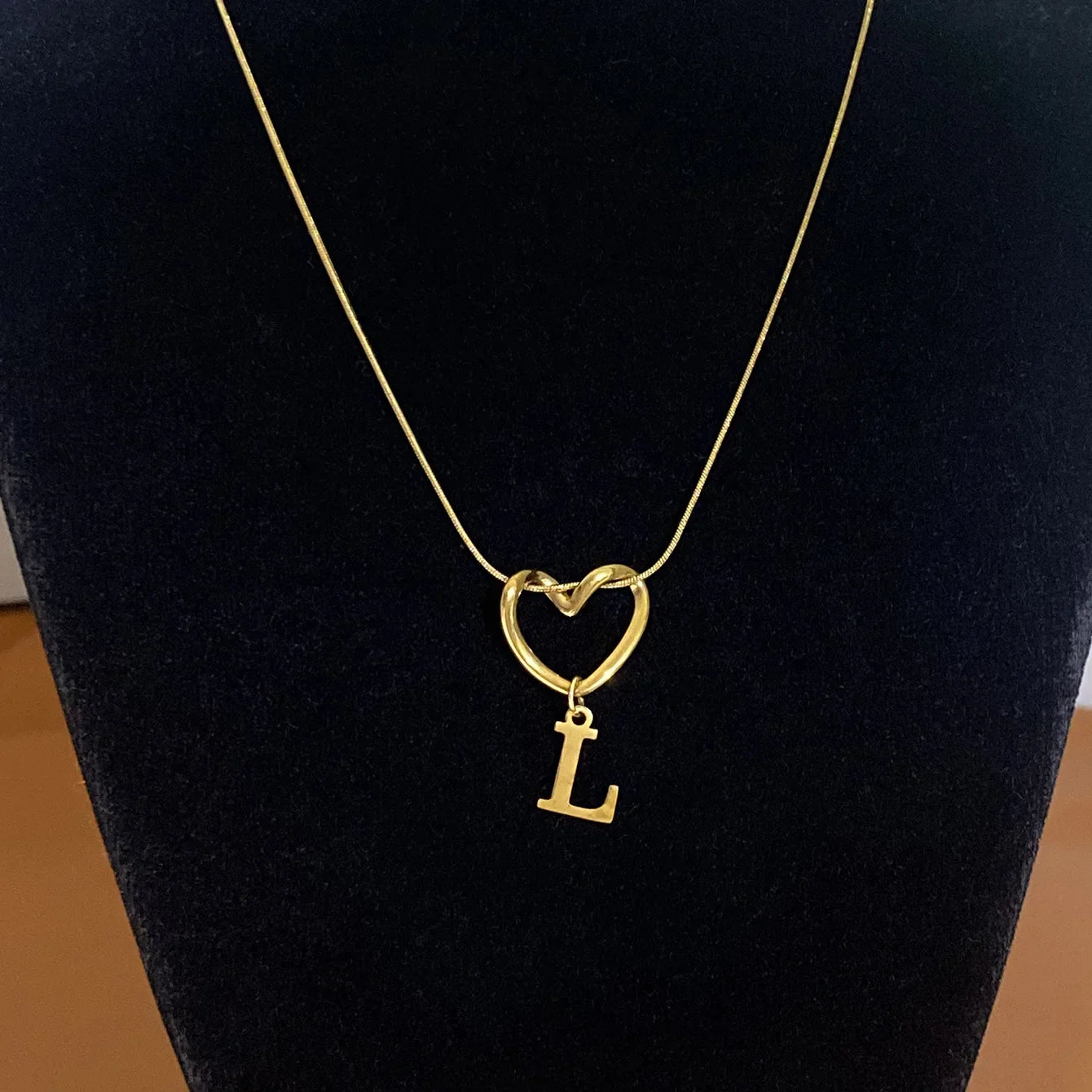 Collier ras de cou avec pendentif initiale et coeur - lettre