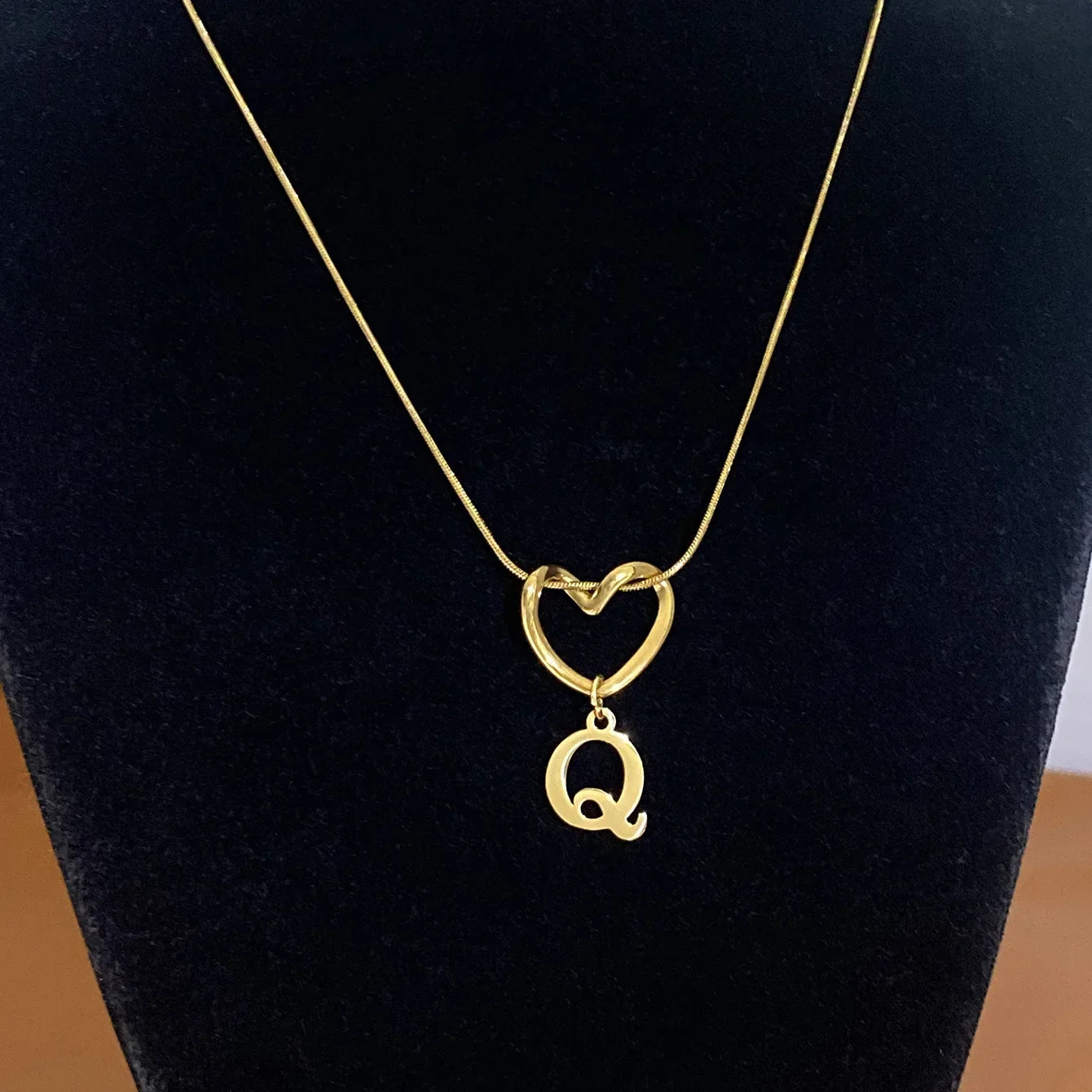 Collier ras de cou avec pendentif initiale et coeur - lettre