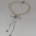 Collier ras de cou avec pendentif noeud papillon en strass