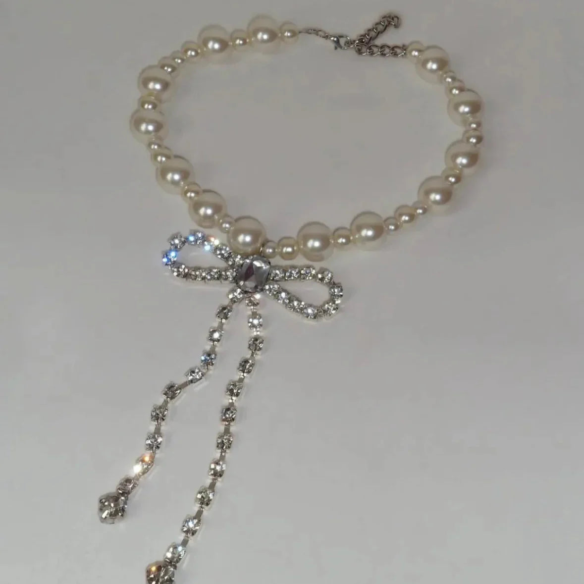Collier ras de cou avec pendentif noeud papillon en strass