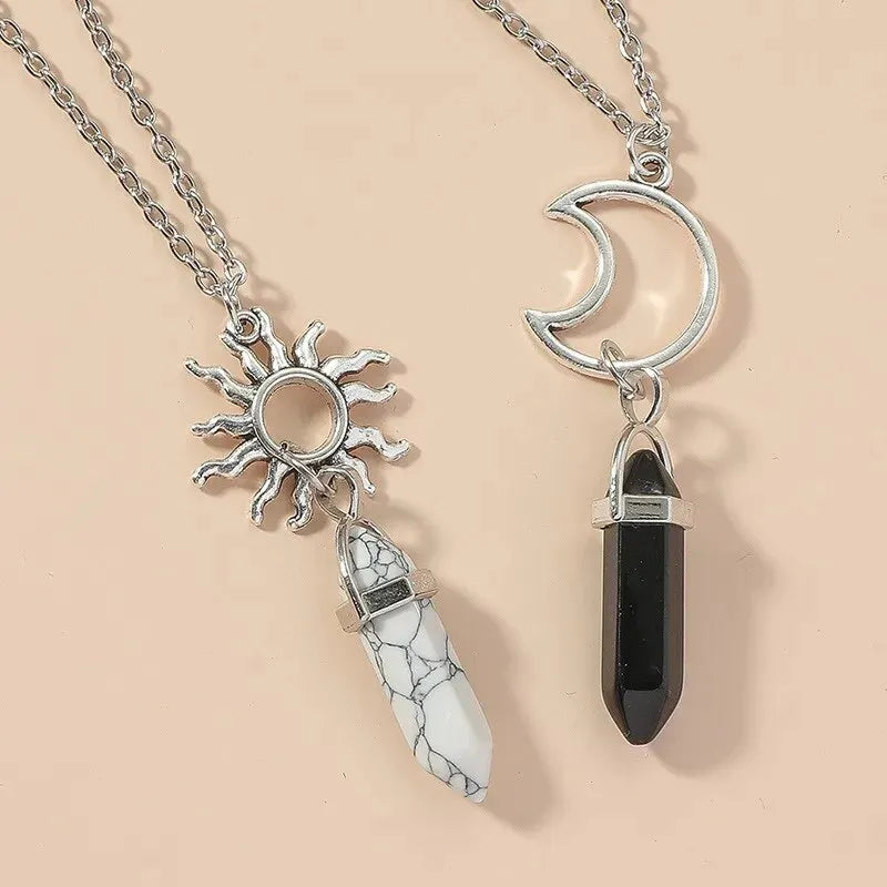 三日月と太陽のペンダント付きネックレス