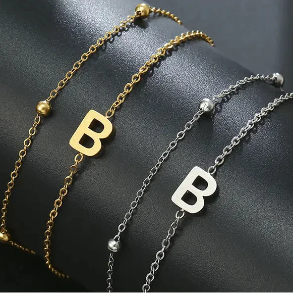 ゴールドとシルバーのダブルイニシャルブレスレット b