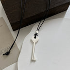 Collier long en corde avec pendentif clef argent mat