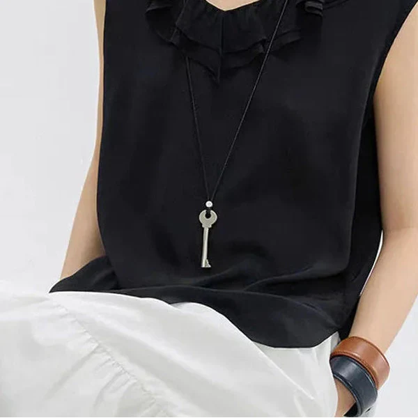 Collier long en corde avec pendentif clef argent mat