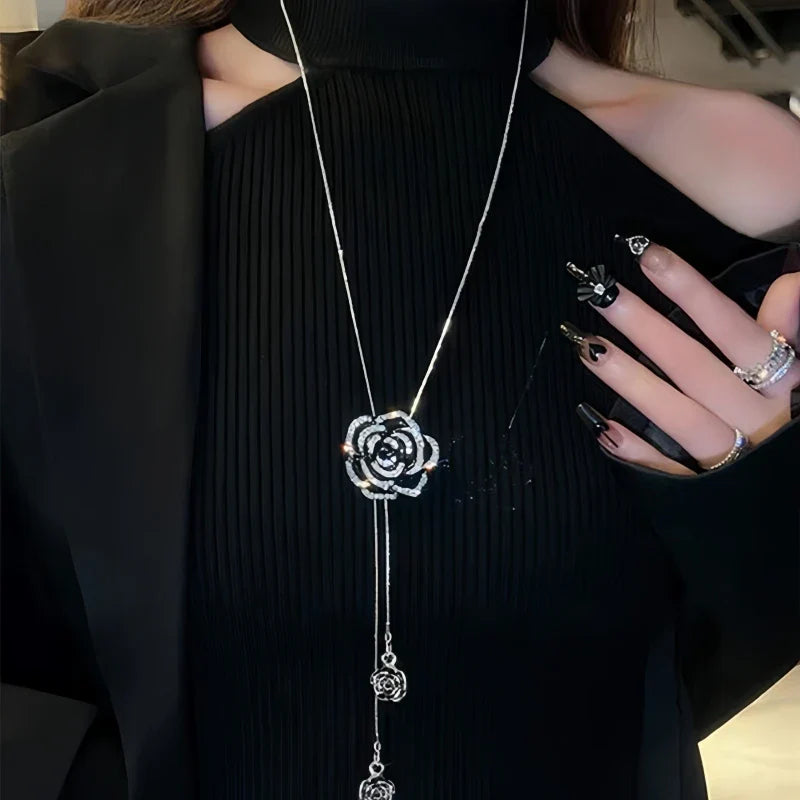 ロングネックレス　大きな黒い花のペンダント
