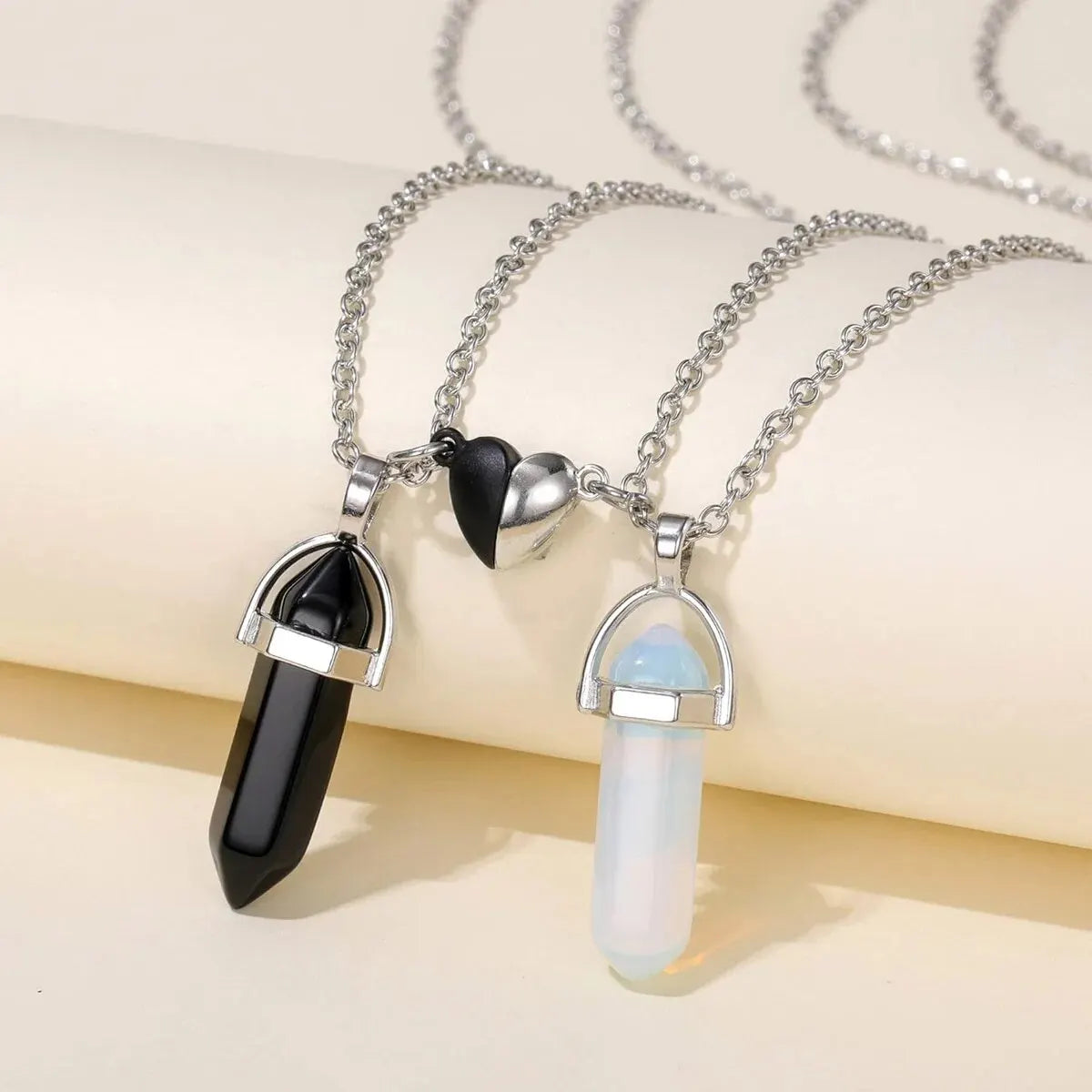 Lot de 2 Colliers avec Pendentif en Pierre pour Couple blanc et noir 1
