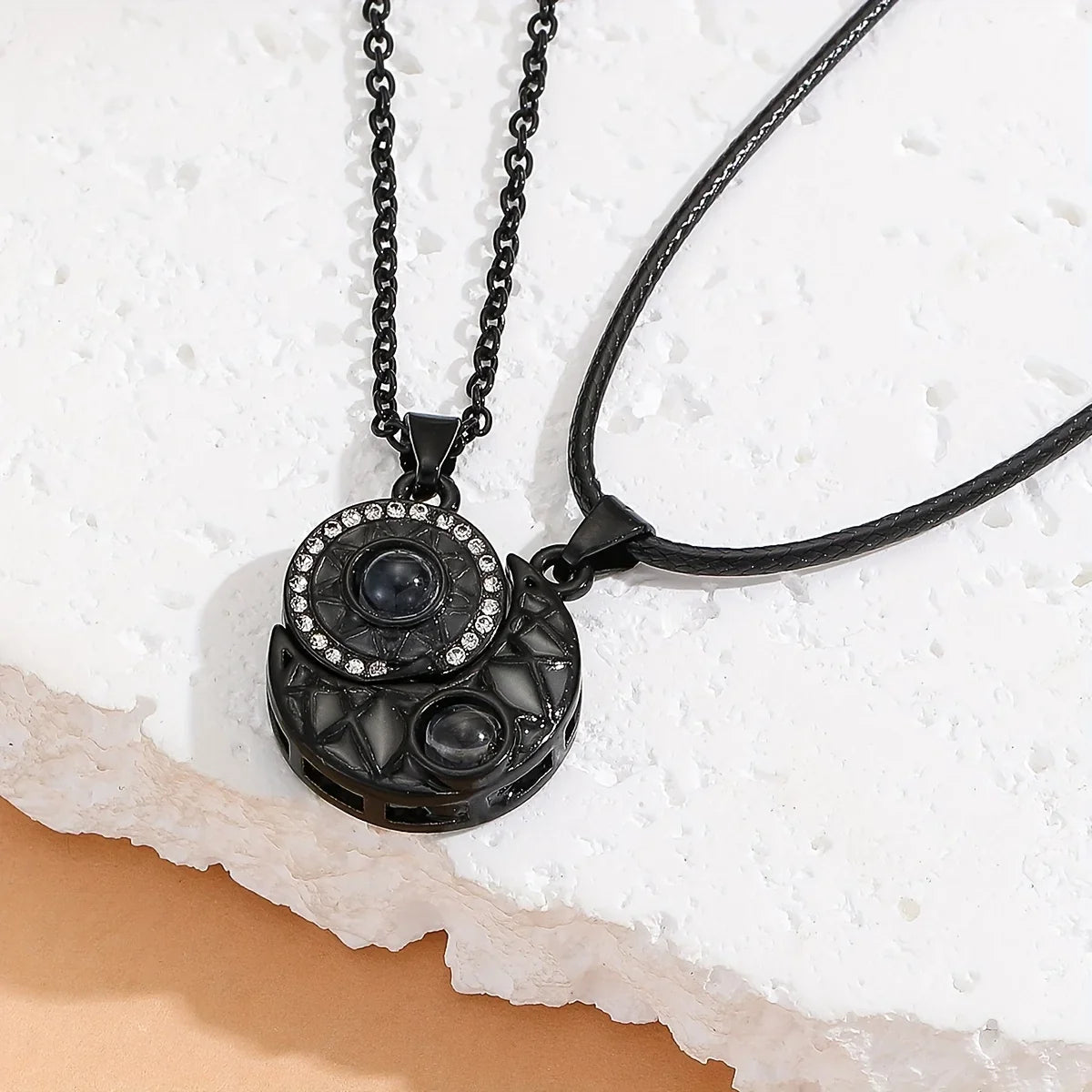 Lot de 2 Colliers avec Pendentif Lumineux Lune ou soleil pour Couple