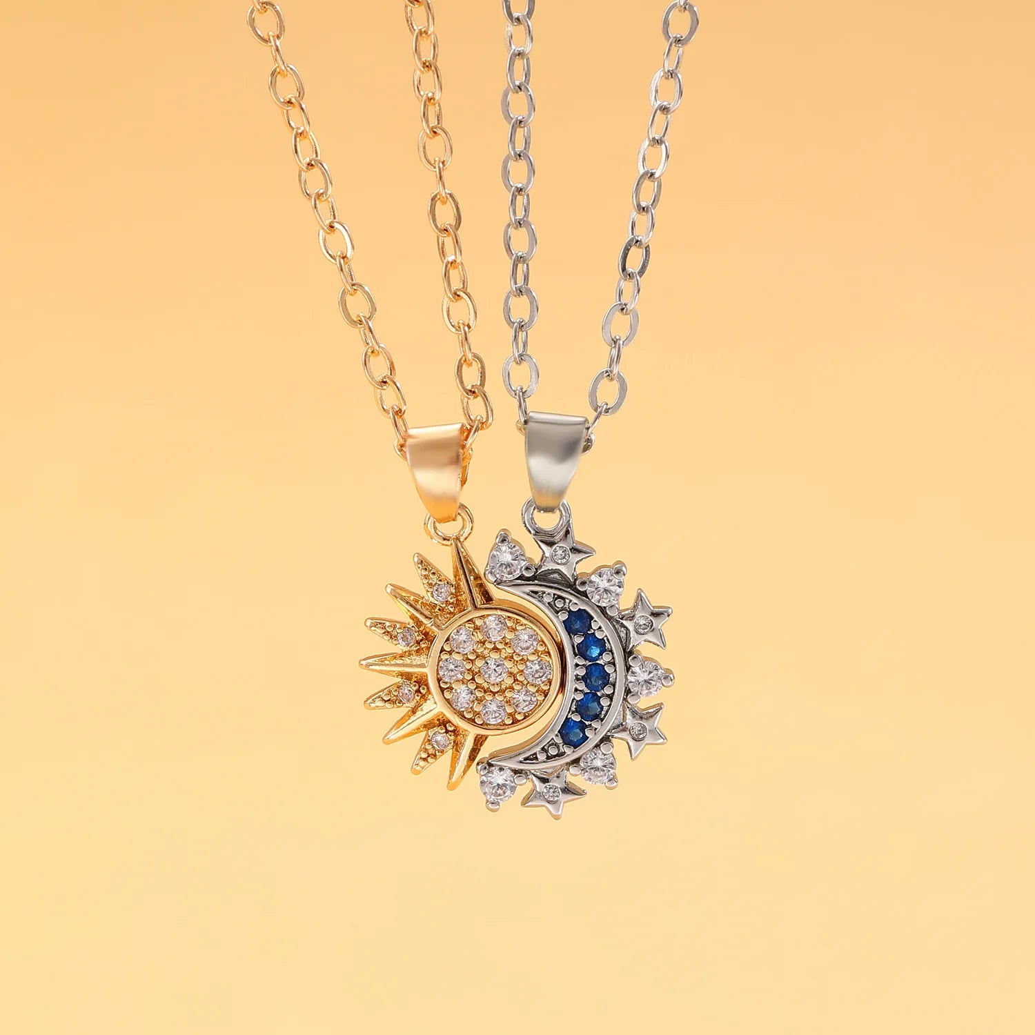 Lot de 2 Colliers avec Pendentif Lune ou Soleil en Zircon pour Couple or et argent